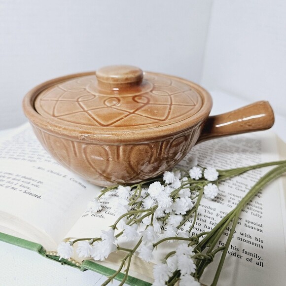 Vintage USA Stoneware Lidded Pottery Soup Chili Bean Crock Caramel Etched Handle - Picture 1 of 10